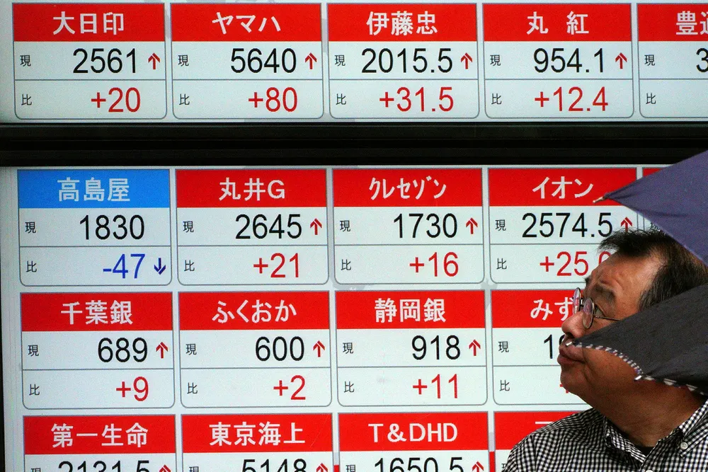 Det er en svak oppgang ved Tokyo-børsen på tirsdag. Resten av Asia er avventende. Det er møter i FNs hovedforsamling, handelskrigen mellom Kina og USA er blant hovedsakene og konsekvensene av den høyeste oljeprisen på nesten fire år skaper usikkerhet.