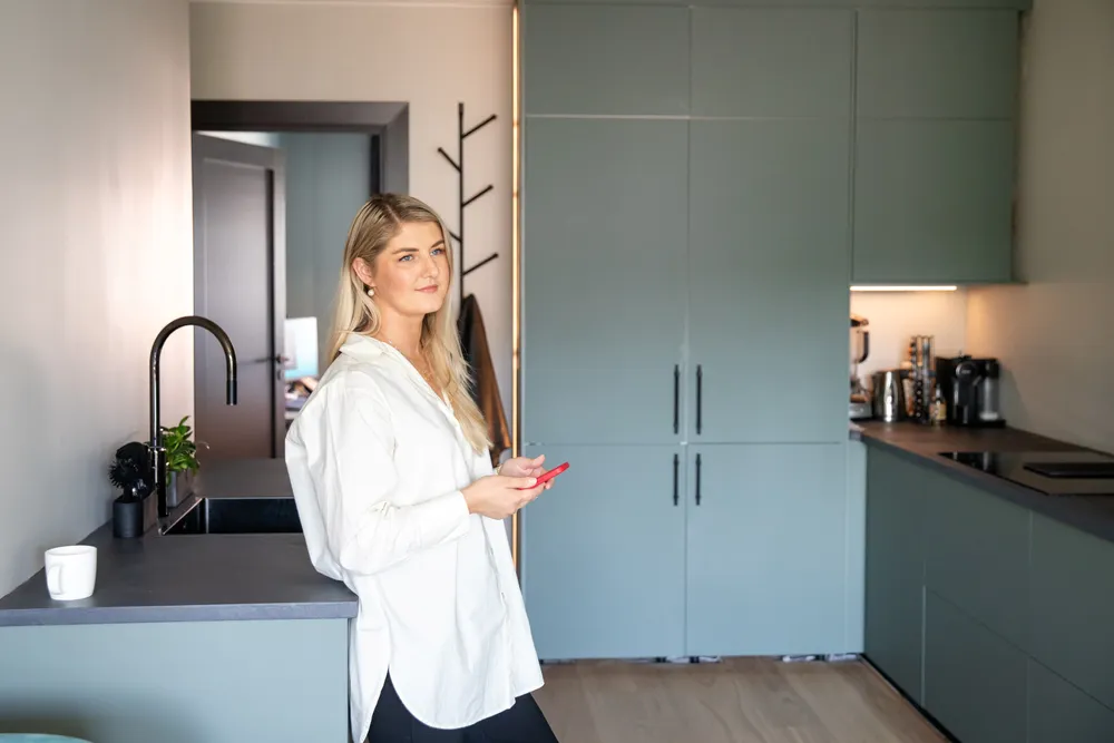 Martine Mørk Hjelseth (26) og samboeren kjøpte leilighet mens det fortsatt var nullrente. De vil rammes hardt av Skatteutvalgets boligforslag på toppen av dyrere mat, strøm og boliglån.