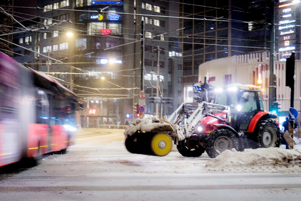 Jernbanetorget i Oslo ble brøytet i morgentimene etter nattens snøfall. Foto: Paul Kleiven/NTB scanpix
