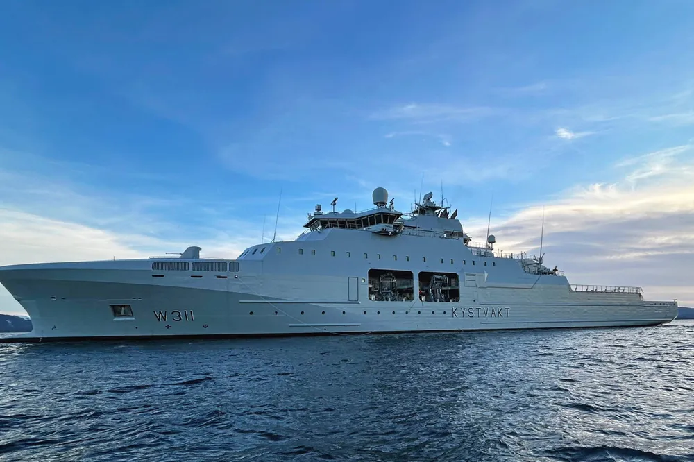 Kystvaktens «Bjørnøya» er bygget ved Vard i Tomrefjord. Fiskeribladet fikk bli med 10. og 11. januar da Kystvakten prøvekjørte den og gjorde øvelser i Bjørnafjorden.