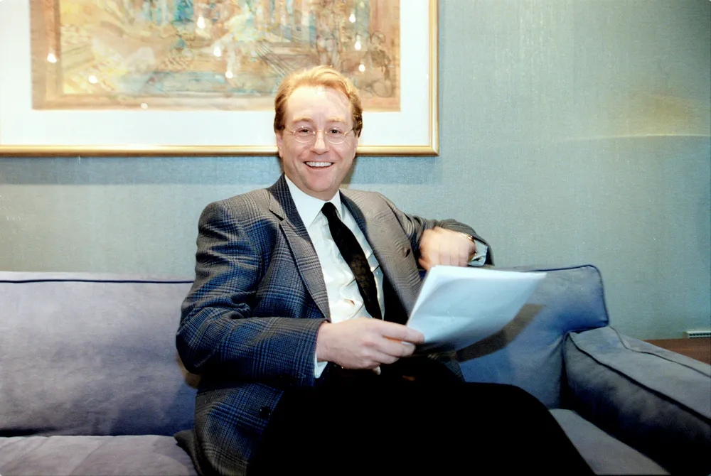 Kjell Inge Røkke, her avbildet i 2001, avviser at han har donert 300 dresser fra luksusmerker til Fretex, som drives av Frelsesarmeen. I en av dressene butikken solgte tirsdag, lå det to lapper med beskjeder til «Hr. Røkke».
