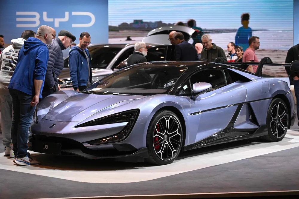 Byd leker seg med sportsbilen U9, som har et fjæringssystem som gjør at den kan danse, skriver Robert Næss. En Byd Yangwang U9 på tyske Essen Motor Show før jul.