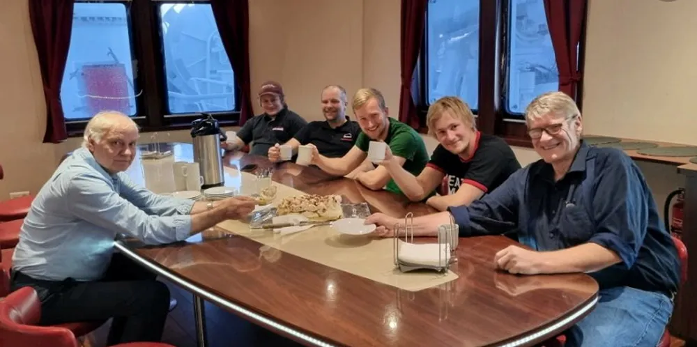 Stor glede for mannskapet på "Slaatterøy" som feiret tidenes pelagiske fiskefangst av en norsk fiskebåt med kaffe og nybakt kake i messa på ringnotfartøyet.