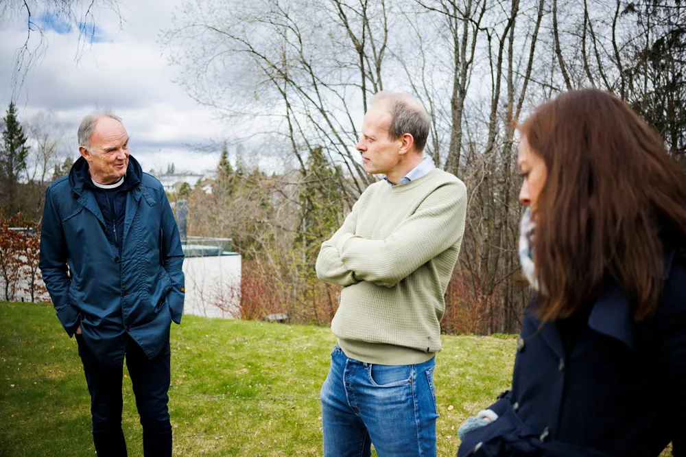 Bjørn Brandtzæg, gründer i Photoncycle (midten), har funnet opp et kjemisk batteri som kan snu opp ned på verdens energisystem, men sliter med formuesskatten. Til venstre Sverre Kirkvold, sjef for teknologi og innovasjon i Obos Block Watne og Ingeborg Gjærum, konserndirektør i Volue.