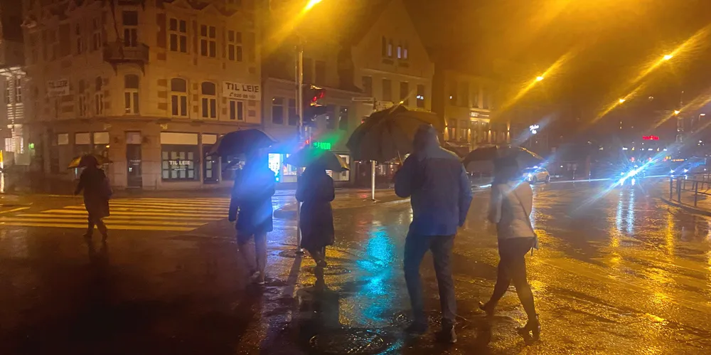 Værmeldingen for søndag tilsier mye nedbør i Bergen. Det hjelper ikke på strømprisene samme dag, som blir de høyeste for en søndag i Sør-Norge siden januar i år.