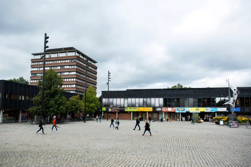 En 70-årig professor som ikke presterer bør ha fått tydelig tilbakemelding fra sin leder lenge før han fyller 70 år, skriver innleggsforfatteren. Bildet er fra Universitet i Oslo.