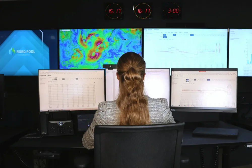 Det kan bli travelt hos Nord Pool når selskapet starter med finansiell krafthandel i 2025. Her fra Nord Pools trading desk på dagens kraftbørs.