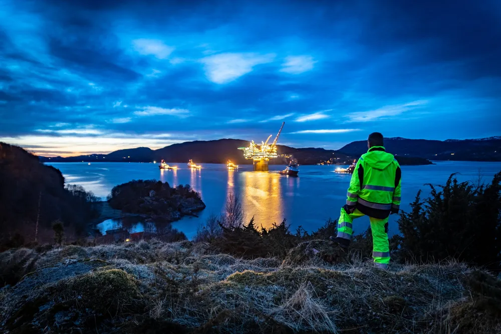 Her fraktes en ny oljeplattform ut i Nordsjøen. Oljebransjen offshore bruker 10 TWh strøm, inkludert 4 TWh forbruk på land.