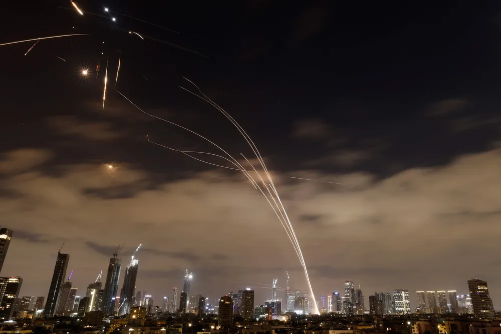 Israels rakettforsvar aktiveres over Tel Aviv under iransk angrep natt til mandag. Samtidig bekrefter det israelske militæret nye angrep mot missilbaser i det sentrale Iran.
