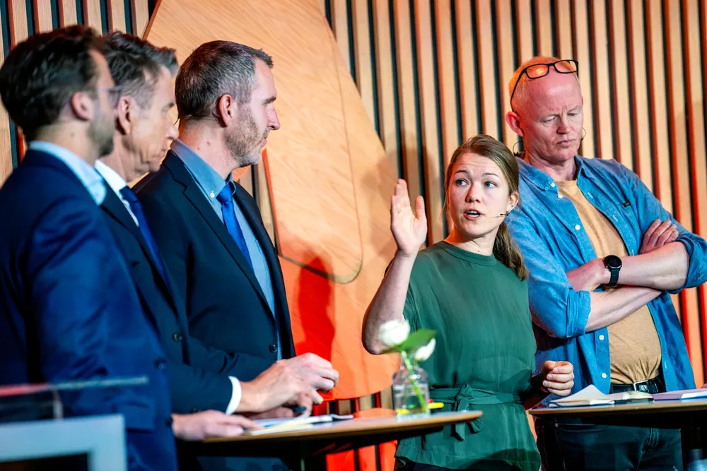 Une Bastholm (MDG) har beholdt verdigheten, mens Marius Arion Nilsen (Frp) og Lars Haltbrekken (SV) har mistet den fullstendig i behandlingen av Norgespris. Til venstre Nikolai Astrup (H) og energiminister Terje Aasland (Ap). Bildet er tatt ved en tidligere anledning.