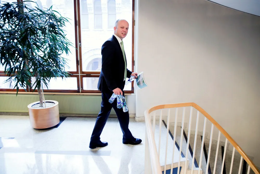 Senterparti-leder Trygve Slagsvold Vedum foreslår i budsjettet han holder i hånden, å kutte avgifter. Bortsett fra dem han vil øke.