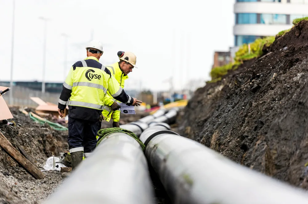 NVE foreslår at fjernvarme skal få et konstant fastledd på 50 øre/kWh. Arkivbildet viser byggingen av et av Lyse sine anlegg.