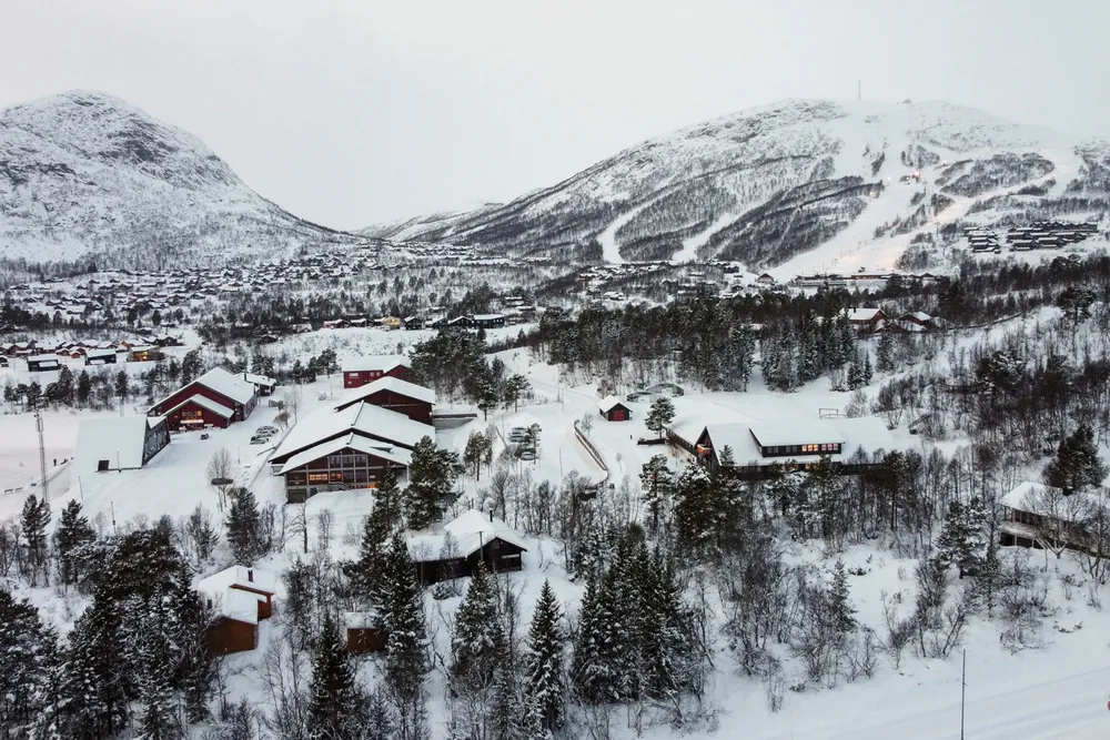 Bergshaven-brødrenes hytter (de to foran i venstre del av dette bildet) ligger meget sentralt på en nær seks mål stort tomt på Hovden. Nå krever Atle, som eier hytta lengst til venstre, utløsning av brødrene fra deres felles sameie.