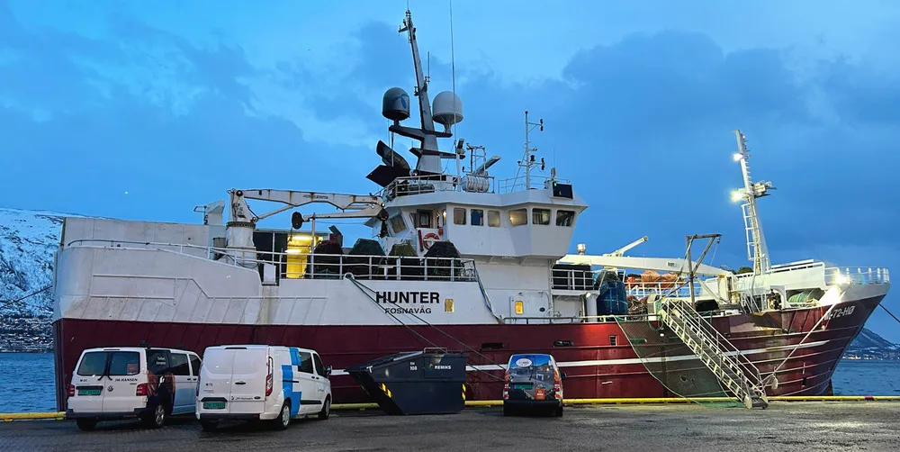 Reder Jøran Helde har fått inndragning av snøkrabbefangst på vel en halv million kroner, for å ha hatt for mange utlendinger som mannskap. Her er båten ved kai i Tromsø 3. februar i fjor da Sjøfartsdirektoratet besluttet å holde «Hunter» tilbake, etter at Havarikommisjonen kom med sikkerhetskritisk varsel om forholdene om bord.