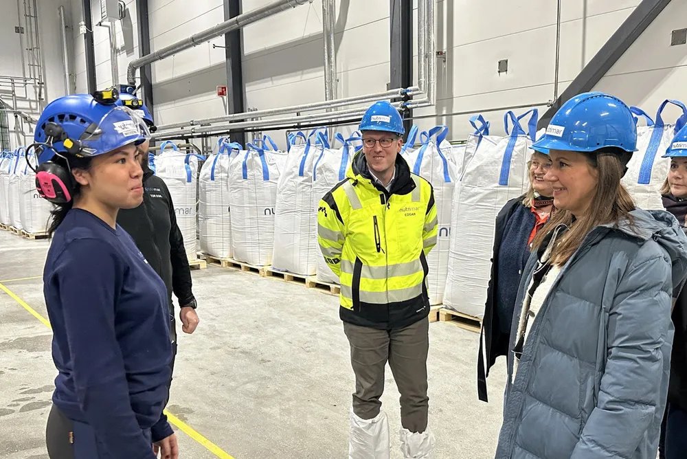 Fiskeri- og havminister Marianne Sivertsen Næss (Ap) på besøk ved Nutrimar.