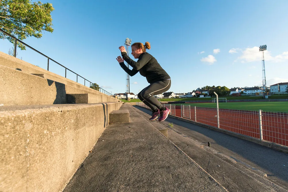 Opptatt av å spisse løpeformen? Prioriter eksplosiv styrke – gjerne i form av trappehopp – fremfor tradisjonelle styrker, råder fagfolk innen trening.
