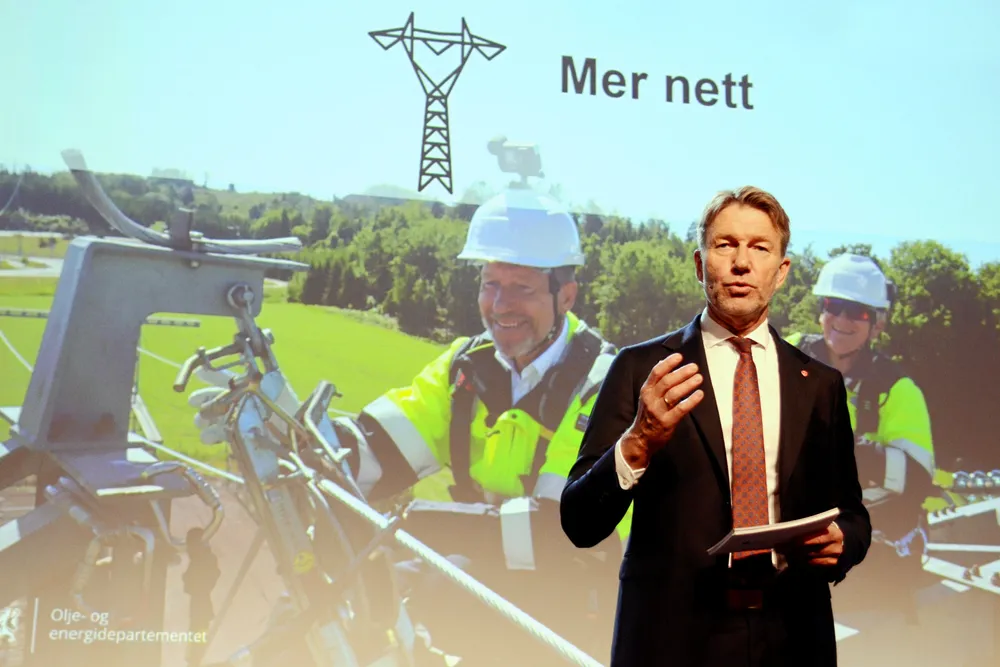 Energiminister Terje Aasland vil at anleggsbidrag skal beregnes sjablongmessig, ikke etter faktiske kostnader.