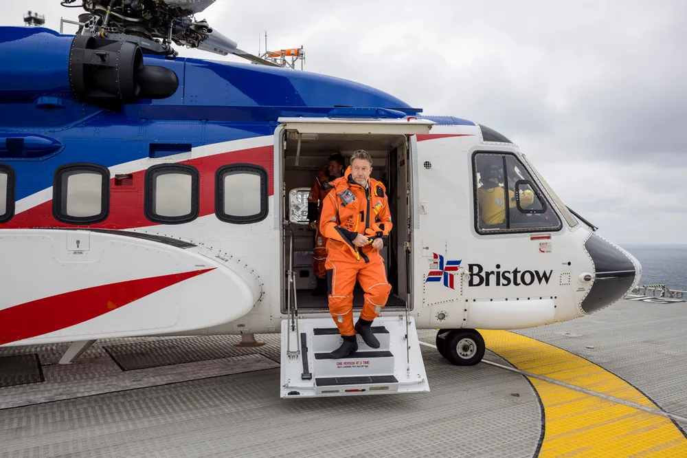 Olje- og energiminister Terje Aasland ankom Edvard Grieg-feltet med helikopter. – Nå produserer man nær 100 prosent av kapasiteten på norsk sokkel, og det er viktig, sier Aasland.