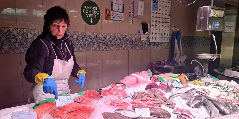Carmen Fandos driver fiskebutikken Ma Carmen i Barcelona sentrum. Illustrasjonsfoto.
