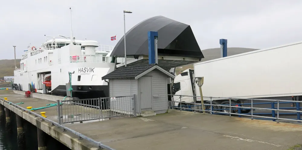 FRA HASVIK TIL ØKSFJORD: Gassfergen «Hasvik» tar om bord en trailer med sjømat på fergeleiet i Hasvik kommune. Ferga går til Øksfjord i Loppa kommune på fastlandet.