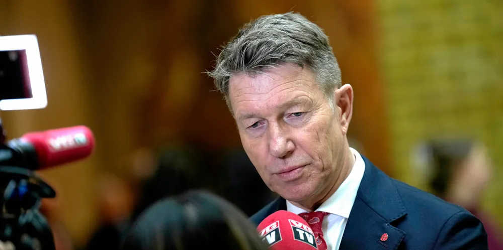 Olje- og energiminister Terje Aasland (Ap) opplyser at det ikke lenger skal være første mann til mølla for bedrifter for å få strøm til produksjonen.