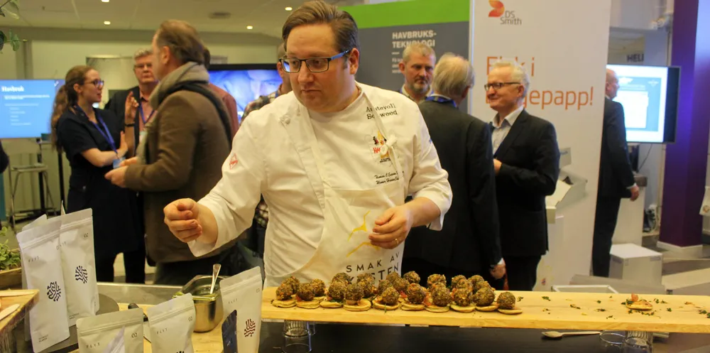Tare har mange anvendelser og i Asia brukes det daglig som mat. Vi vet at tare også kan ha gunstige effekter på fordøyelse. Bildet viser Thomas Madsen i Austevoll Seaweed serverer ulike produkter med tørket tare.
