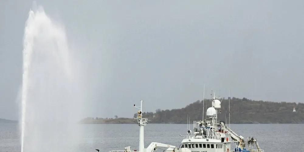 KUN SMÅSILD: «Frantsen Junior» forsøkte å lete opp stor sild på kanten av Tromsøflaket, men der var det bare småsild å finne. Her er båten fotografert i Harstad havn før de tok opp jakten på silda.