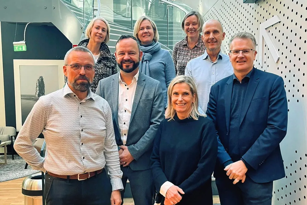 Her er åtte av elleve nettsjefer samlet: Bak fra venstre: Kristin Aadland (BKK), Anne Sagstuen Nysæther (Elvia) og Eirin Kjølstad (Arva). I midten Øystein Askvik (Lede) og Gerhard Eidså (Elinett). Foran: Steinar Benum (Linea), Audhild Kvam (Tensio) og Tore Morten Wetterhus (Glitre Nett). I tillegg kommer Fagne, Linja og Norgesnett.