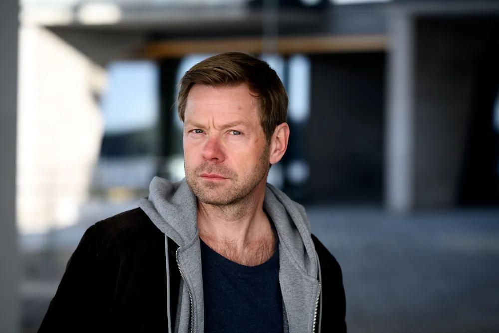 Henrik Langeland. Forfatter Henrik Langeland har skrevet skjønnlitterært om pr-bransjen og havnet i offentlig krangel med Kjell Inge Røkke. Nå er han selv klar for pr-bransjen, der han skal jobbe for Corporate Communications. Foto: Fartein Rudjord