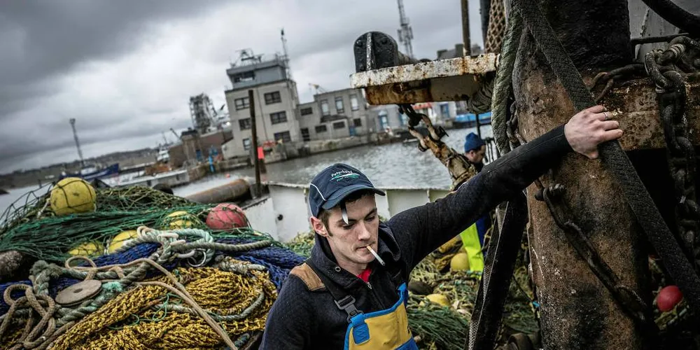 USIKKERHET: Jason Browne fra Peterhead i Skottland har vært redd for at fiskerne blir solgt billig når Storbritannia skal bli enige med EU etter brexit. Avtalen som det er enighet om mellom EU og britene, skaper ny usikkerhet. Foto: Tommy Ellingsen