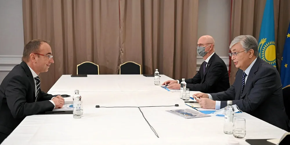 Kazakh president Kassym-Jomart Tokayev (r), deputy prime minister Roman Sklyar (center right) and Svevind CEO Wolfgang Kropp (l) at meeting on November 26th