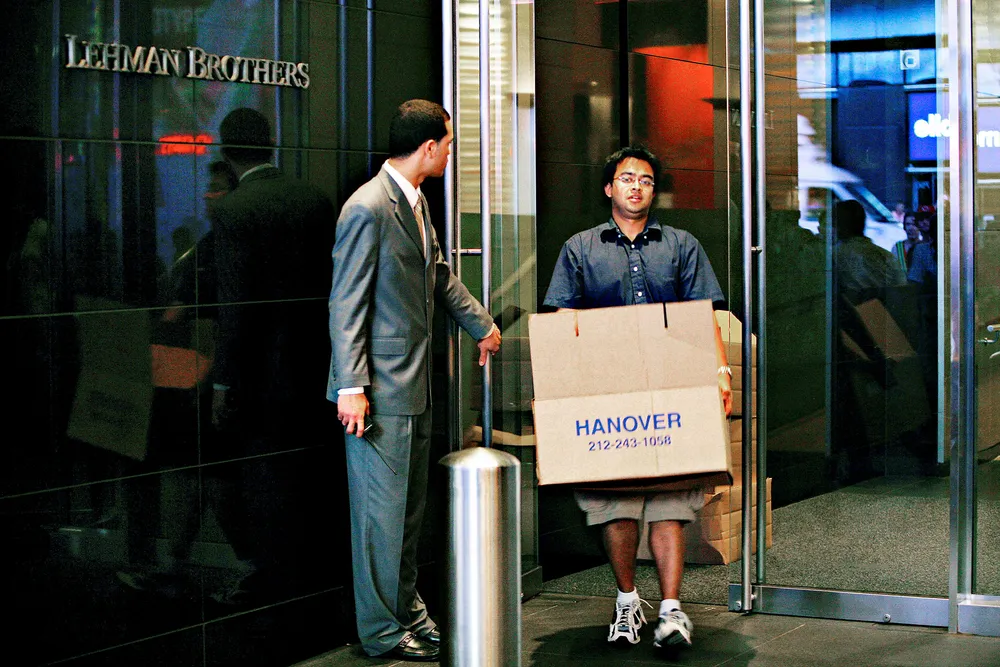 Den amerikanske investeringsbanken Lehman Brothers gikk konkurs 15. september 2008. Her henter en ansatt sine personlige eiendeler fra bankens kontorer dagen før konkursen var et faktum. Foto: Ørjan F. Ellingvåg