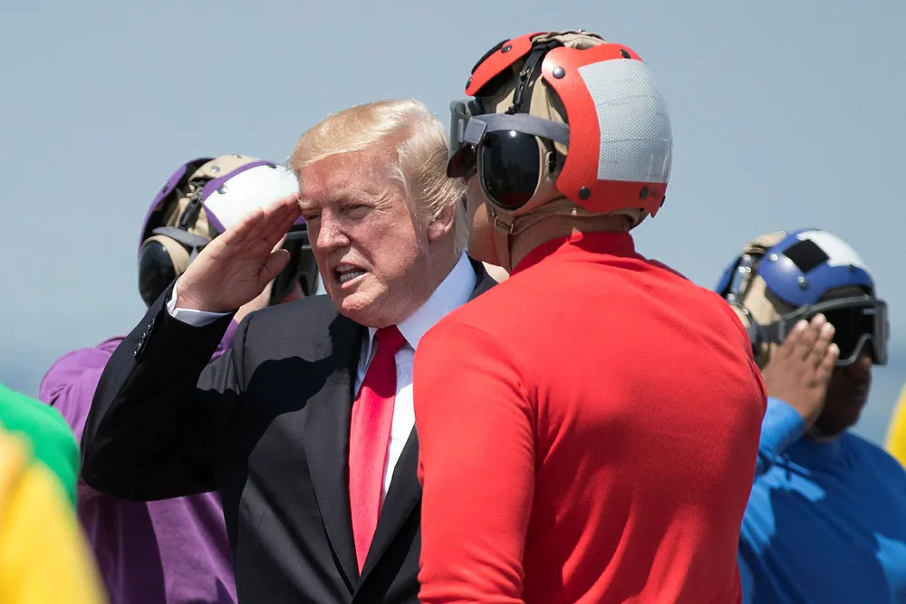 President Donald Trump og hans team er i ferd med å gå seg vill i egne løgner og fortielser. Her under et besøk på hangarskipet USS Gerald R. Ford sist helg. Foto: Carolyn Kaster/AP/NTB Scanpix