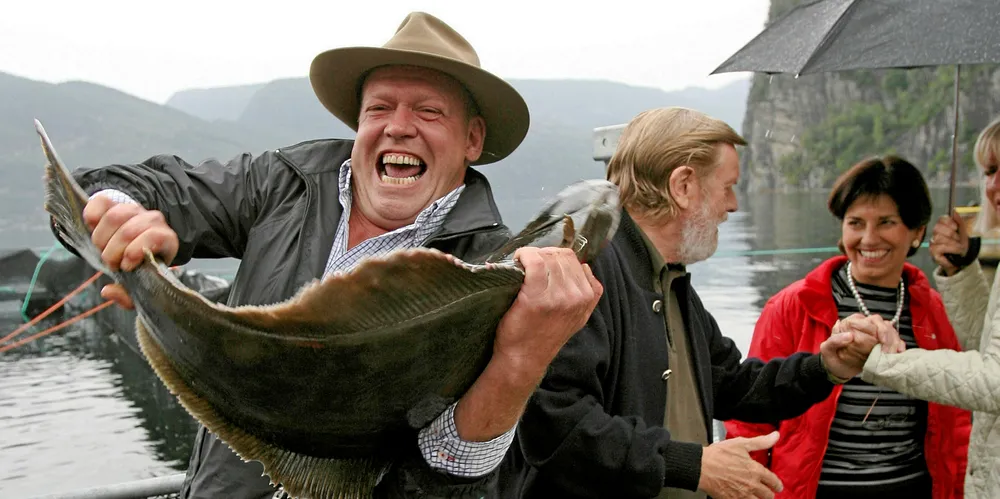 Magnus Skretting i Marine Harvest håndterer en ni-kilos kveite.I midten John Naisbitt og Margarita Vergara , Chilensk redaktør. Tøtlandsvik i Ryfylke 20060924