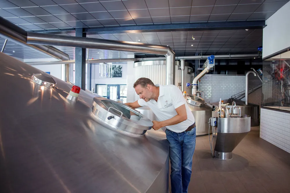 Aass Bryggeri-sjef Christian Aass sier de lever fra hånd til munn og frykter manglende CO2-leveranser vil gå ut over produksjonen av juleøl. Foto: Javad Parsa