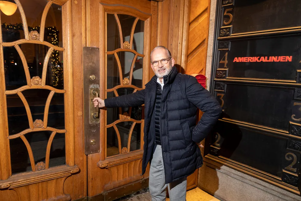 Torgeir Silseth i Strawberry, tidligere Nordic Choice, synes ikke overraskende at det er positivt for bransjen at gjestene er villige til å betale mer for hotellrommene etter noen svært krevende år. Her er han fotografert ved inngangen til hotellet Amerikalinjen ved Jernbanetorget i Oslo.