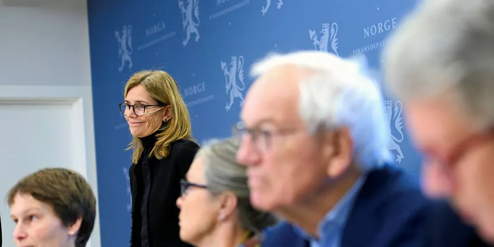 RESSURSRENTE: Karen Helene Ulltveit-Moe svarer på spørsmål fra pressen etter at utredningen om lakseskatt er overlevert finansminister Siv Jensen. Sittende fra venstre er Linda Nøstbakken, Gudrun Bugge Andvord, Vidar Christensen og Grethe Fossli.Foto: Per Ståle Bugjerde
