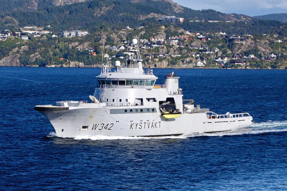 KV «Sortland» har vært inne på service på Haakonsvern. Nå cruiser den rundt utenfor Bergen. (Arkivfoto).