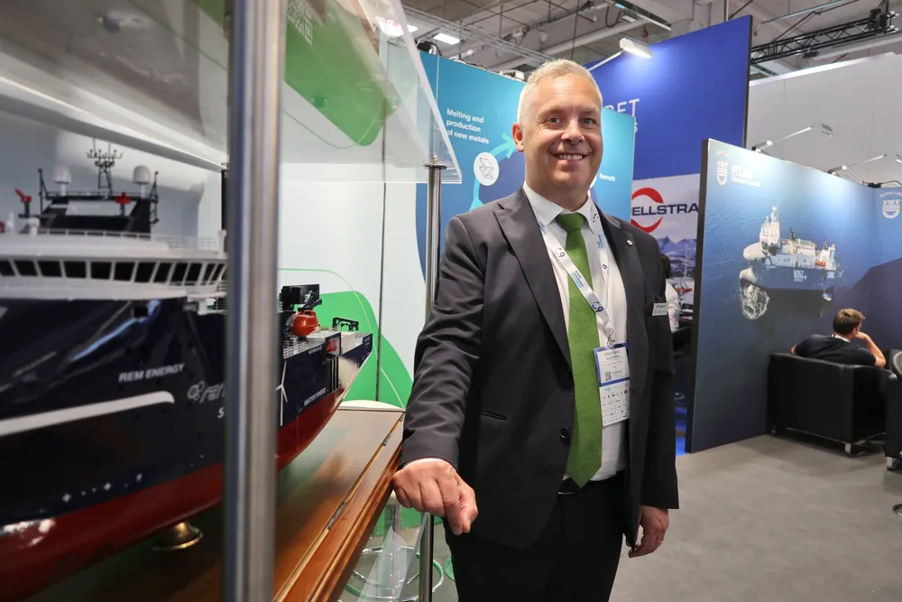 Hans Jørgen Fedog er sjef for de to Green Yard-verftene Kleven og Feda. Han er også ny styreleder i Norske Skipsverft siden april. Tidligere styreleder Hugo Strand diskrét til høyre i bildet.