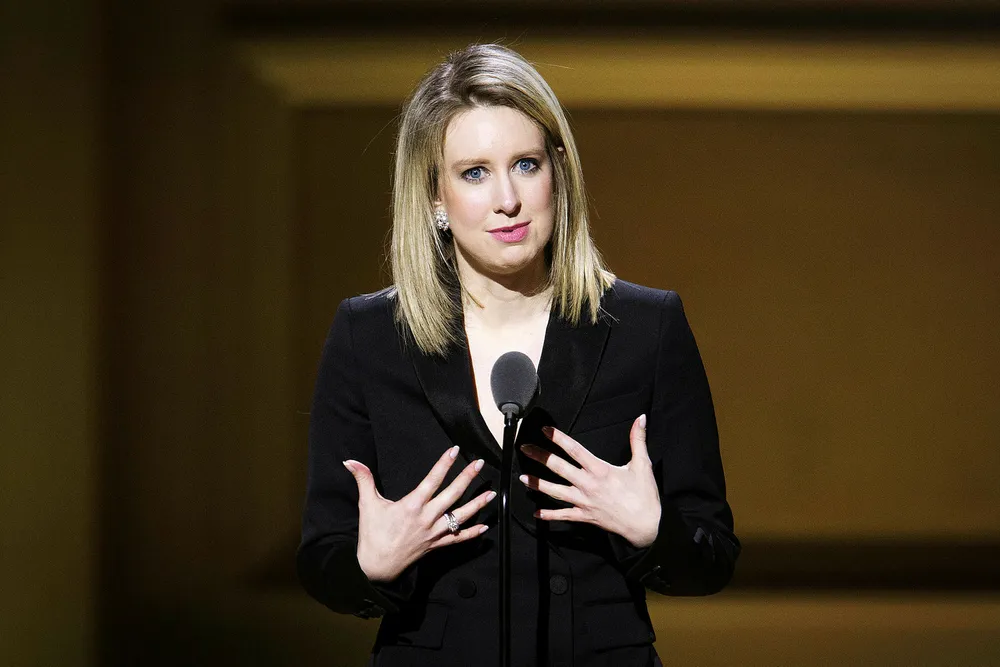 Gründer Elizabeth Holmes skaffet seg nær én milliard fra investorer, som ikke fikk vite hvor dårlig det sto til med selskapets blodtestingsteknologi.