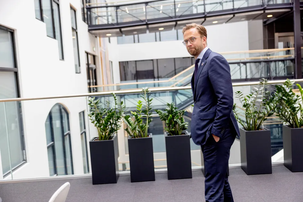 Høyres Nikolai Astrup går sammen med MDG og Venstre på flere punkter i energimeldingen som skrur til ambisjonene for havvind-satsing i Norge.