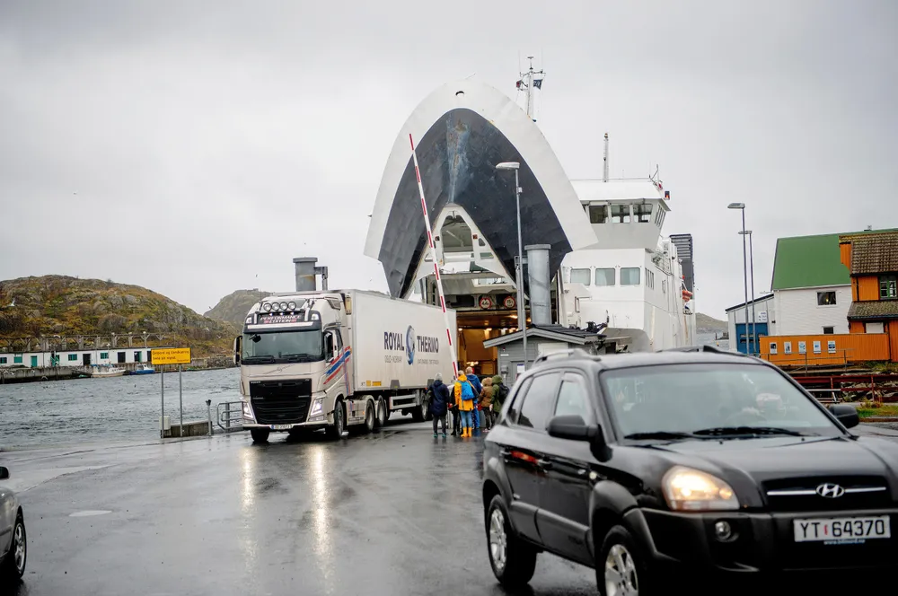 Statens vegvesen oppfordrer bilister om å bruke hodet når de kjører av og på ferjer. Ofte kommer ferjemannskap ut for farlige situasjoner grunnet bilister som ikke kan oppføre seg.