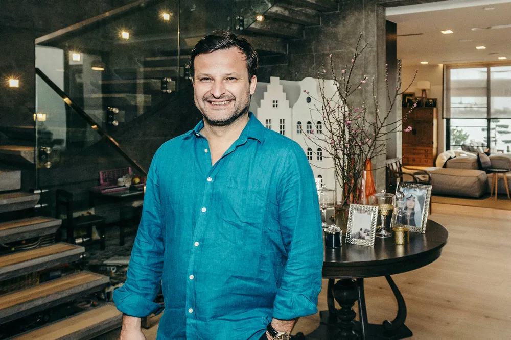 Are Traasdahl i foajeen til huset i Miami som kostet 22 millioner dollar. Foto: Johannes Worsøe Berg
