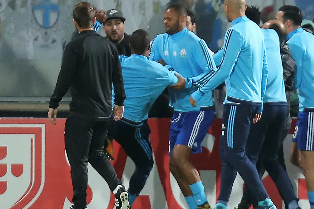 Patrice Evra (nummer to fra venstre) har akkurat langet ut et ben mot en Marseille-tilhenger. Foto: Luis Vieira/AP/ NTB Scanpix