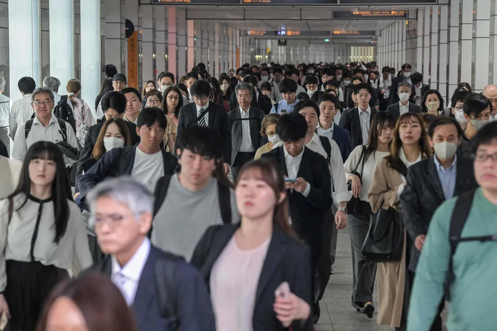 Japans økonomi falt i første kvartal. Fredag morgen fikk pendlere i Tokyo nyheten om nedgangen i den økonomiske aktiviteten, som skjedde før handelskrigen med USA.