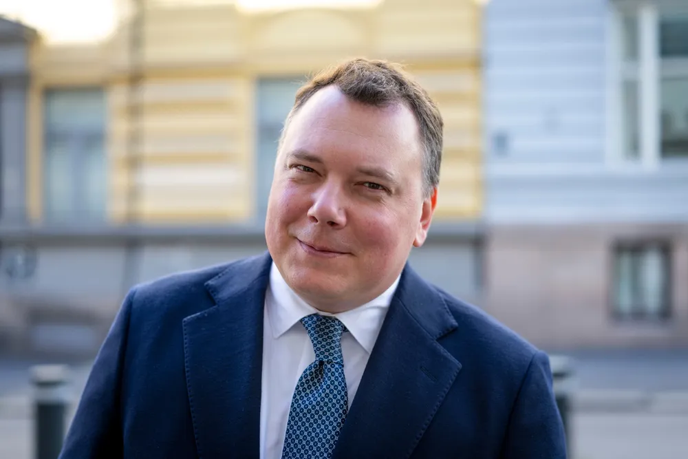 Oleksiy Gavrysh (40) er Ukrainas ferske ambassadør til Norge. Søndag kveld leste han med store øyne om droneangrepet mot de russiske flybasene og mener det viser hvor flink Ukraina er til å tilpasse seg krigen.
