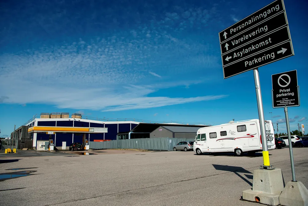 Tidligere rommet dette bygget Smart Club. Etter at varehuset stengte, fikk gårdeieren langtidskontrakt med UDI. Av sikkerhetshensyn er området gjerdet inn.