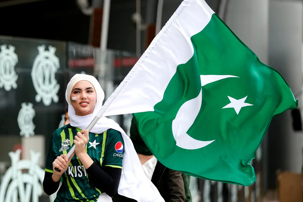 Gas talks: a fan arrives with Pakistan’s national flag prior to the men’s Twenty20 World Cup cricket final in Australia this weekend.