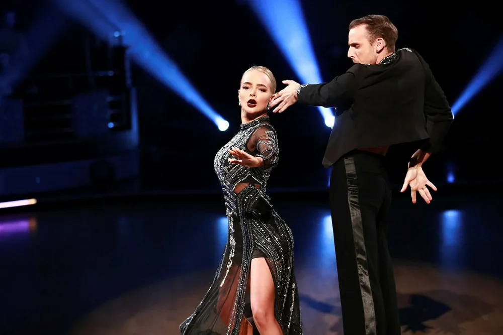 Blogger Sophie Elise er blant de mest innbringende profilene i bloggbransjen. 23-åringen trakk seg nylig fra årets «Skal vi danse» på TV 2. Her avbildet med dansepartner Benjamin Jayakoddy.