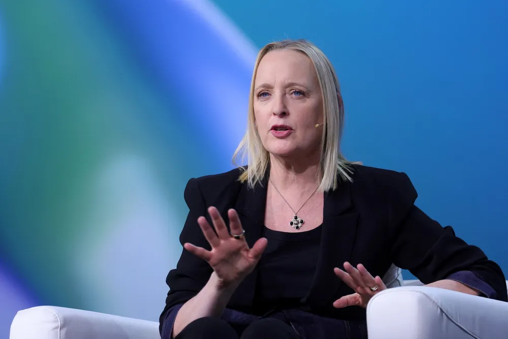 Accenture-toppsjef Julie Sweet meldte at konsulentgiganten droppet mangfoldsmål og -programmer på grunn av det endrede politiske landskapet i USA og Trumps presidentordre.